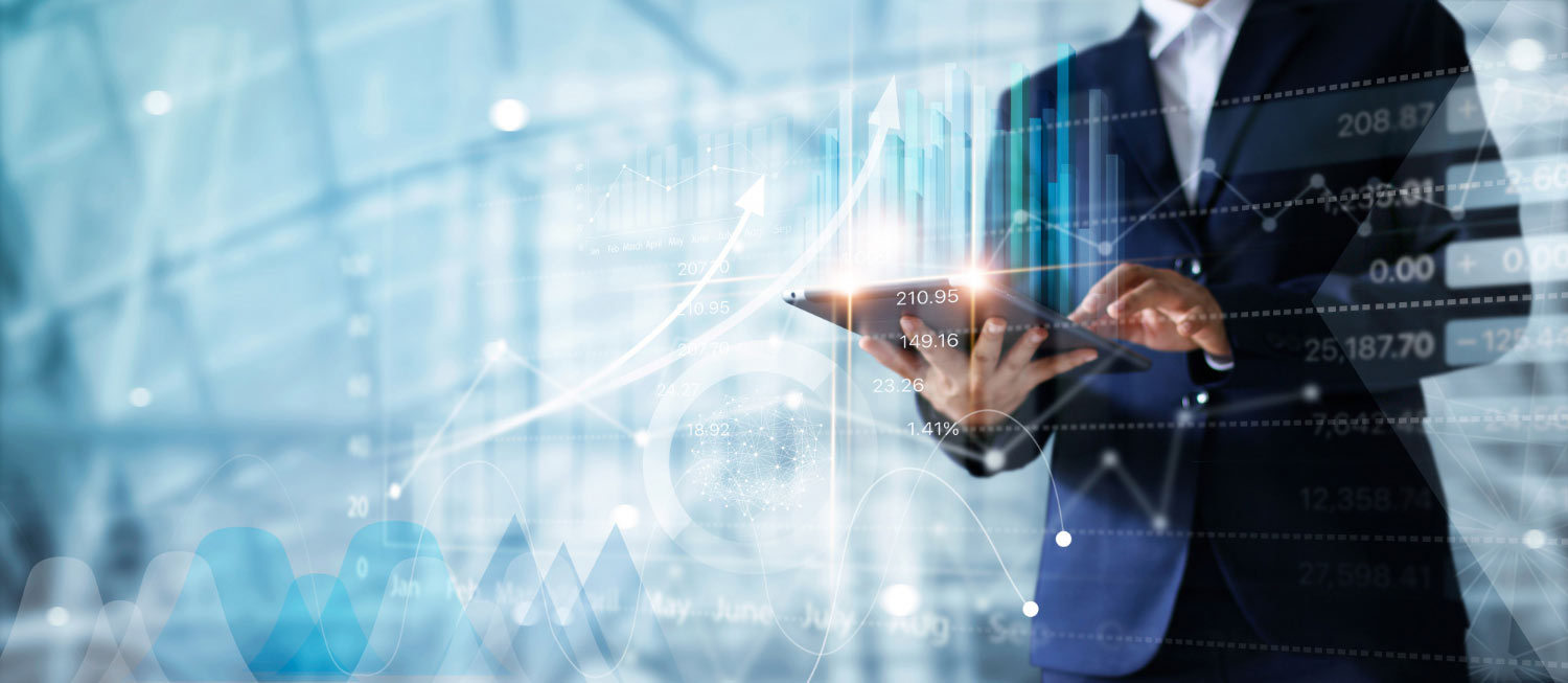 perhentian 1 empresario usando tableta analizando datos ventas grafico crecimiento economico